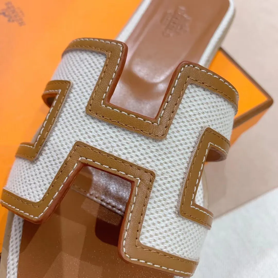 👟👟Ex-factory price 480👟👟 Denim canvas series New revision (Hermès) Packaging upgrade, version workmanship upgrade The highest version of Hermes handmade shoes in the market Top product Hermès H slippers Flat slippers —————————— The most classic, real handmade shoes, even the number of stitches is the same as the original version, purely handmade by masters The highest version in the industry Italian imported cowhide + original customized Australian sheepskin feet + genuine leather outsole, top exclusive packaging box 35-39 (34.40.41.42 custom-made, non-refundable)